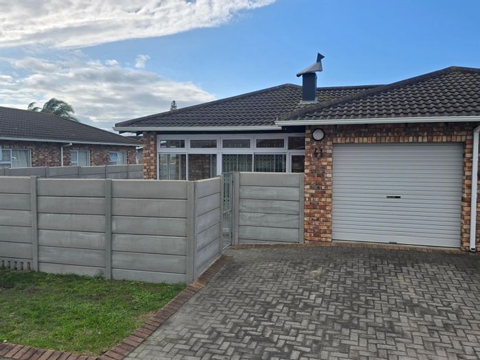 Townhouse to rent in Kabega: 2 bedrooms, garage, private garden, pet-friendly.