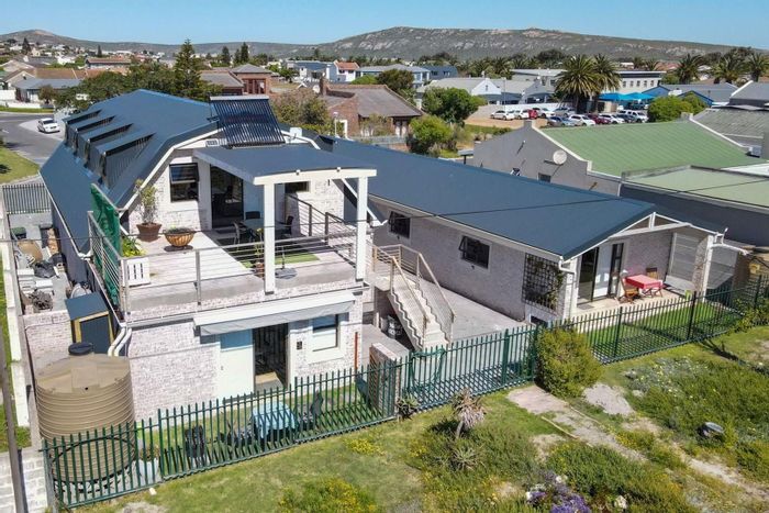 Middedorp House For Sale: Income-producing property with 4 self-catering units and workshop.