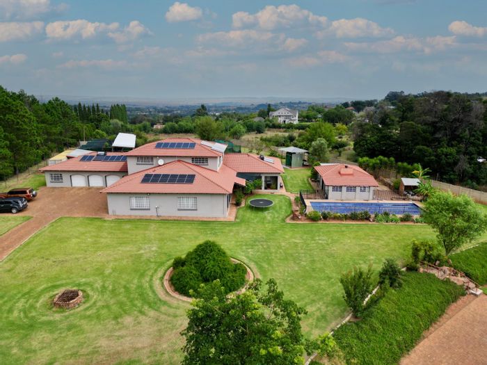 For Sale: Spacious Grootfontein AH house with dual dwellings, solar power, and pool.