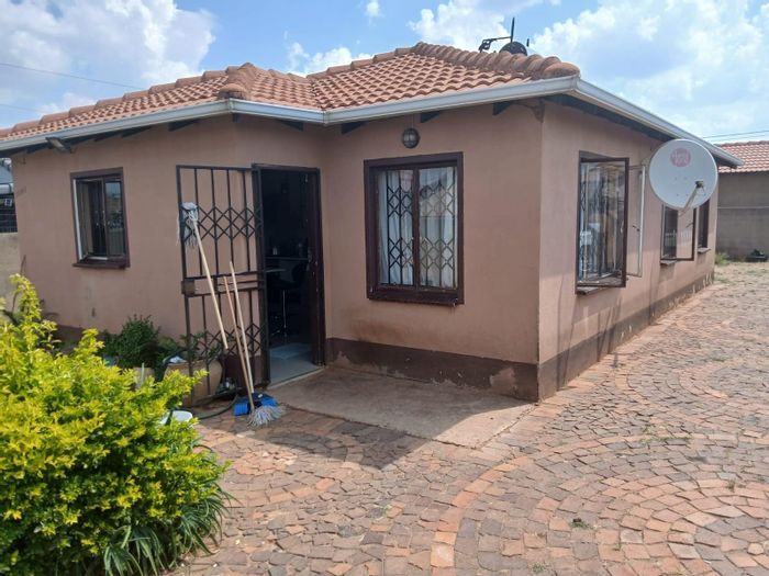 For Sale: 3-Bedroom House in Protea Glen with En-suite, paved yard, and security.