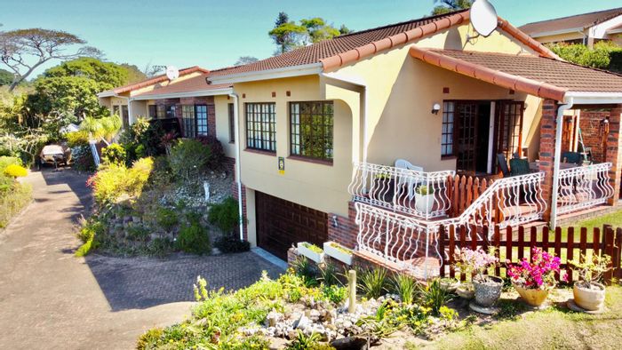 Umtentweni Townhouse For Sale: Sea views, open-plan living, private courtyard, double garage.