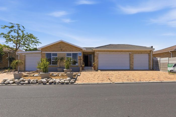 For Sale: Spacious 4-Bedroom House with Pool and Multiple Garages in De Oude Spruit.