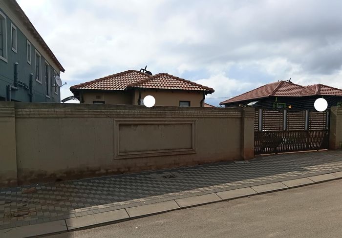 3 Bedroom house with large yard, gated community in Protea Glen, For Sale.