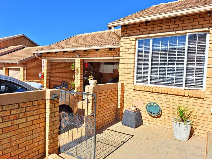2.5 Bed Townhouse To Rent in Olivedale with garden, double garage, and pet-friendly options.