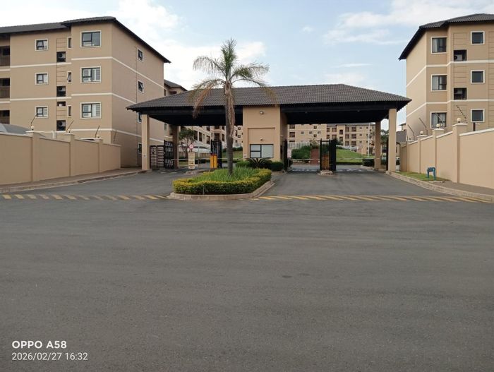 Executive 1-bedroom apartment in Comet with pool, gym, and secure living. To Rent.