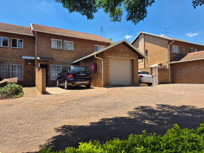 Faerie Glen Townhouse For Sale: Secure complex, 4 bedrooms, communal amenities, convenient location.