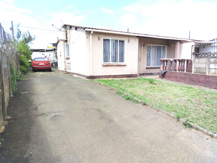 For Sale: House in Westham with 2 beds, outbuilding, parking, and security.