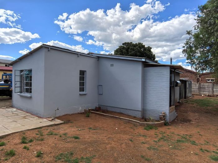 Beaconsfield House For Sale: 3 Bedrooms, spacious erf, prepaid electricity, ample parking.