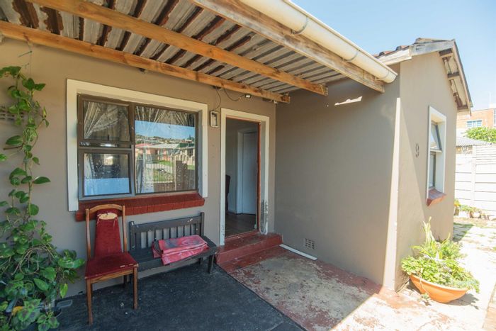 Holland Park House For Sale: 3 bedrooms, enclosed yard, renovation potential.