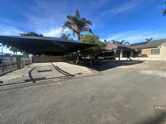 Versatile Vrykyk House with 3 Beds, Pool, and Separate 2-Bed Flat For Sale.