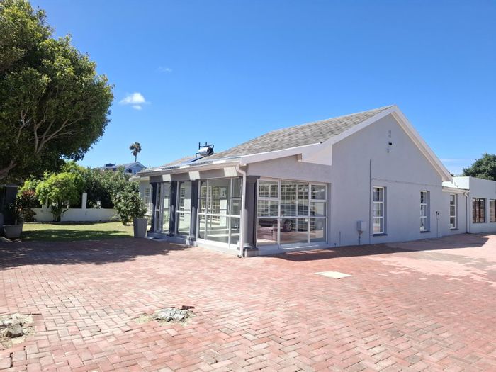 4 Bedroom House To Rent in Summerstrand with en-suites, prepaid electricity, and spacious yard.