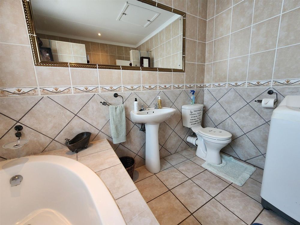 Full bathroom flatlet