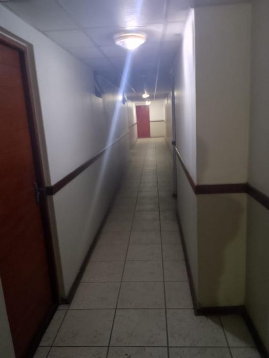 Braamfontein Apartment For Sale: 1 Bedroom, Kitchen, Wardrobe, Bathroom.