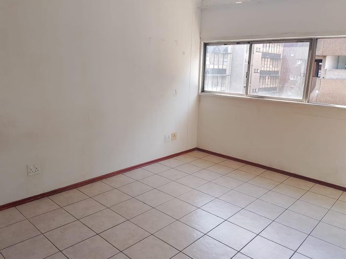 Braamfontein Apartment For Sale: 1 Bedroom, Kitchen, Bathroom, Built-in Cupboards.