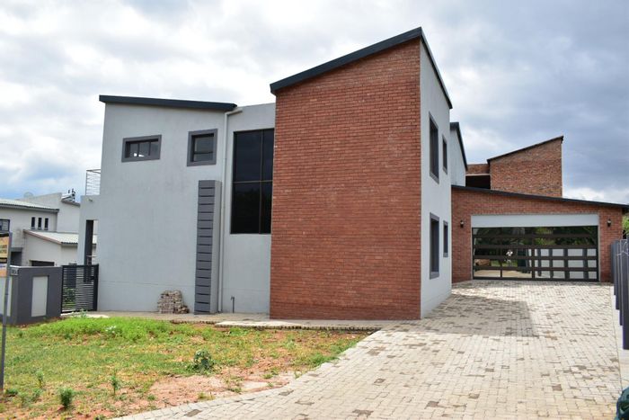 Kameeldrift East House For Sale: 4 beds, Jacuzzi, inverter port, spacious living.