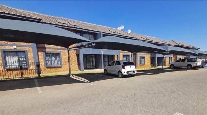 For Sale: Apartment in Albemarle with 2 bedrooms, pool, clubhouse, and 24-hour security.