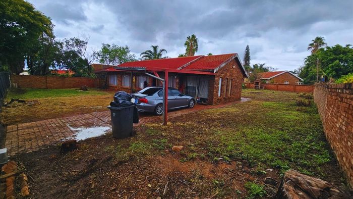 For Sale: House in Karenpark with 3 bedrooms, garage, and fibre connectivity.