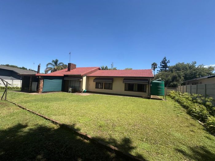 Huttenheights House For Sale: Flexible layout, spacious yard, ideal for family or business.