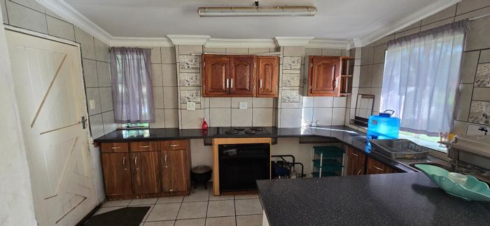 Spaarwater AH House For Sale: 4 bedrooms, dual kitchens, pool, and staff rooms.