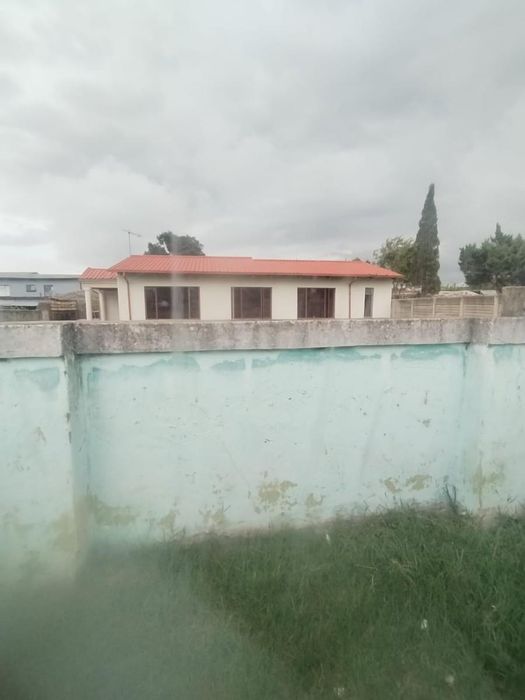 For Sale: Arborpark House with 3 bedrooms, separate unit, and spacious yard.