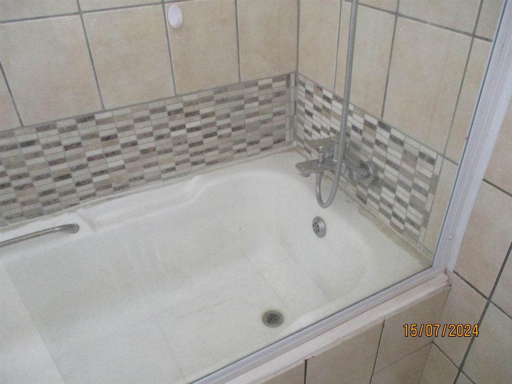 Master Bedroom Bath tub