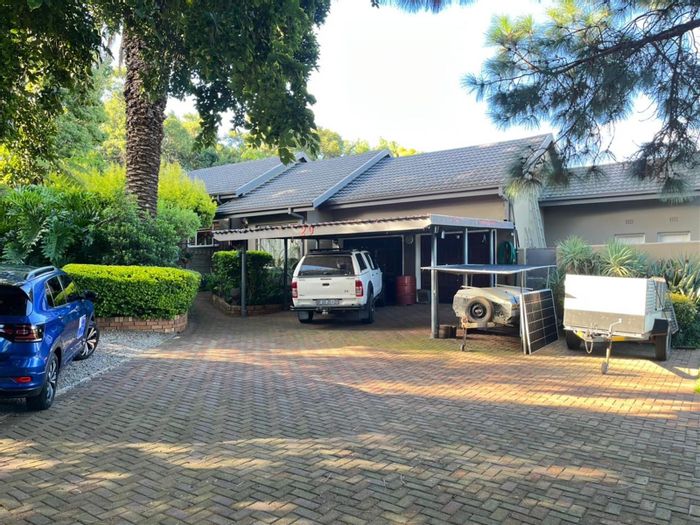 4 Bedroom House For Sale in Huttenheights with pool, braai area, and inverter.