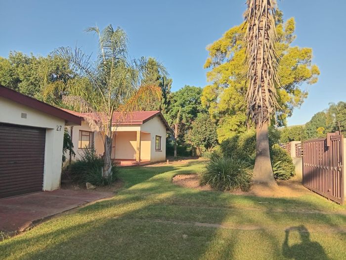 5 Bedroom House For Sale in Paulpietersburg Central with spacious yard and secure property.