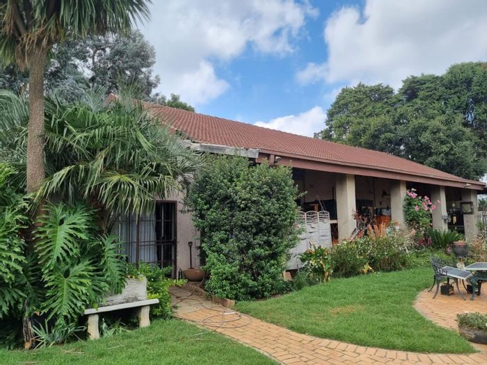 For Sale: Varkfontein AH Farm with multiple income units and boreholes.