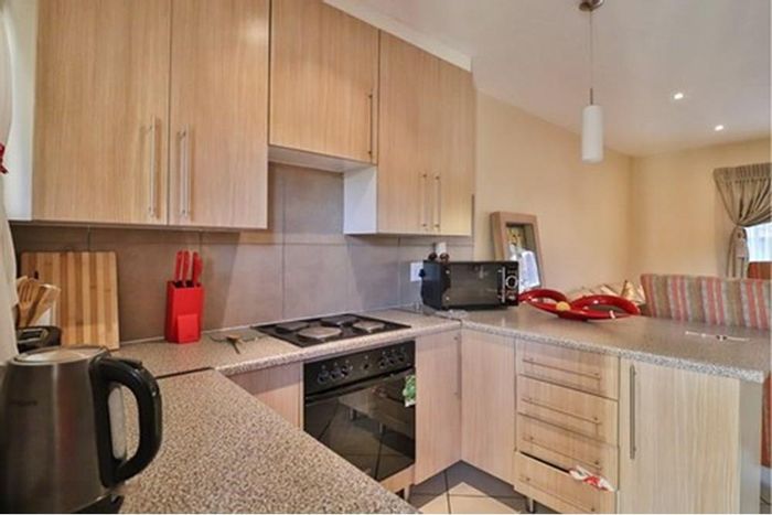 Apartment for Sale in Monavoni: Security estate, communal garden, solar geyser, parking.