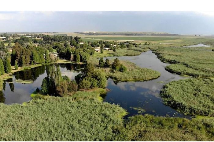 Grootvaly Farm For Sale: 5 houses, pools, entertainment areas, borehole, vast potential.