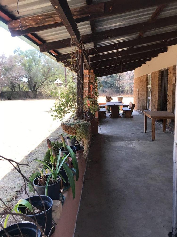 Full lenght veranda at main dwelling