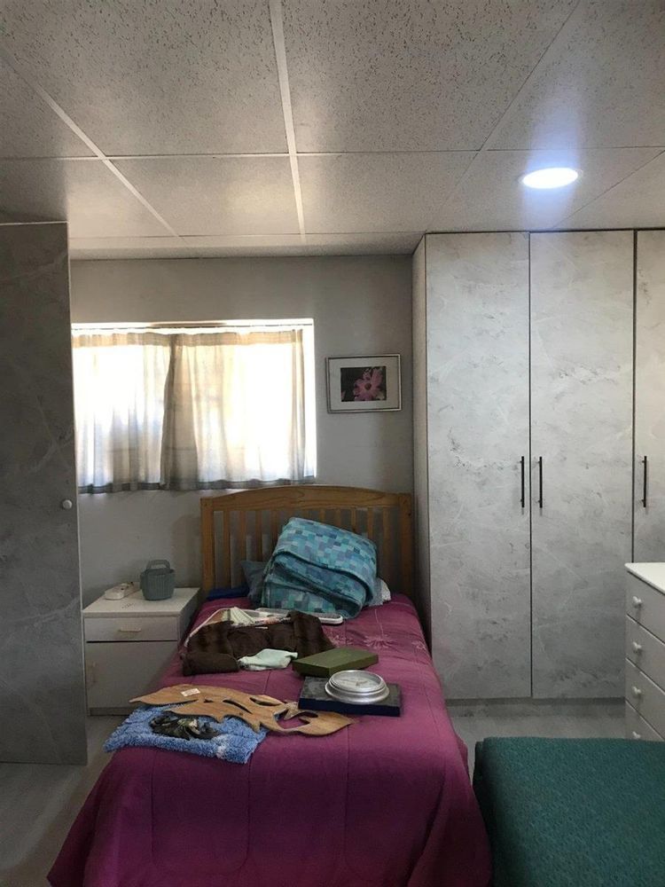 Bachelor flatlet/disability friendly  bedroom and build in cupboards