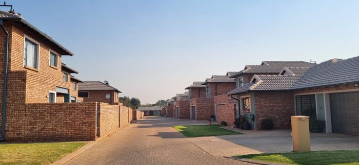 For Sale: Townhouse in Fairleads with garden, solar power, and double garage.