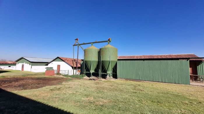For Sale: 21 ha Farm in Bronkhorstspruit Rural with pig farming facilities and residential homes.