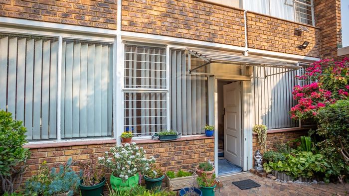 Primrose Hill Townhouse For Sale: Spacious Living, Private Courtyard, Ideal Location!