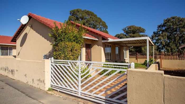 Ormonde Townhouse For Sale: 3 beds, 2 baths, garden, carport, great location.