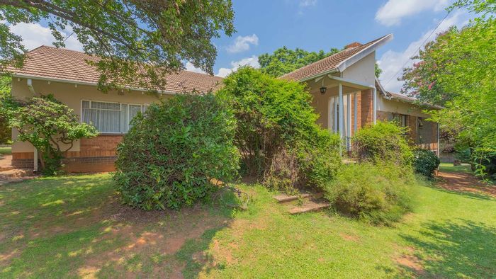 For Sale: House in Rembrandt Park with 4 beds, spacious patio, and garage.