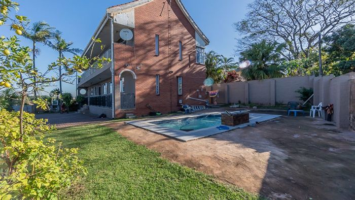 Burlington Heights House For Sale: 4 beds, pool, double garage, spacious yard.