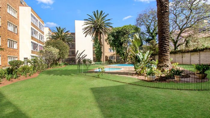 Spacious Parktown Apartment for Sale: Secure Living with Pool and Garden Amenities!