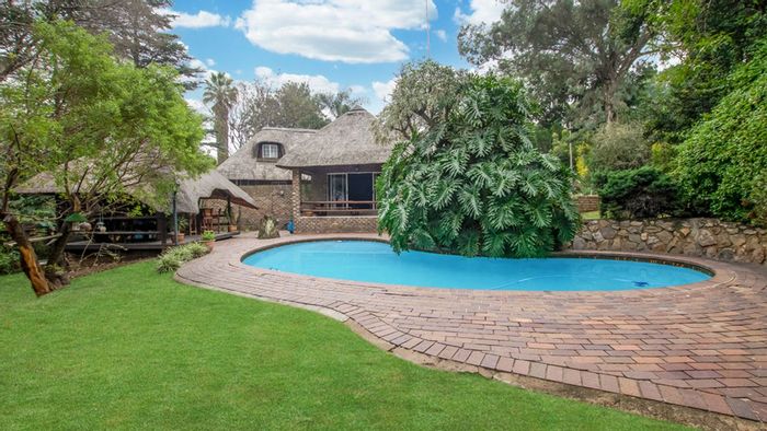 Bryanston House for Sale: 4 Beds, Pool, Garden, Near Schools and Business Parks!