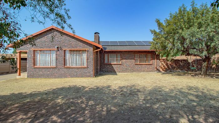 Dalpark House For Sale: 3 beds, solar, large yard, and entertaining space.