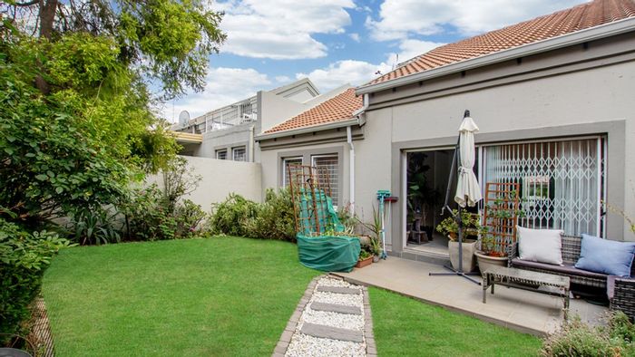 Sunninghill Townhouse For Sale: Open-plan living, private garden, versatile loft space.