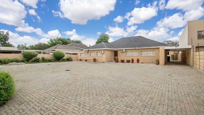 Versatile Greenside house for sale: ideal for family or business opportunities.