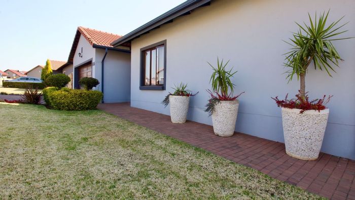 Modern 3 bed, 2 bath with solar system in sought-after Monavoni estate. Book viewing!