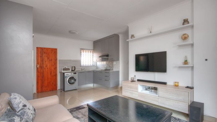 For Sale: House in Lehae with 3 bedrooms, spacious backyard, and ample parking.