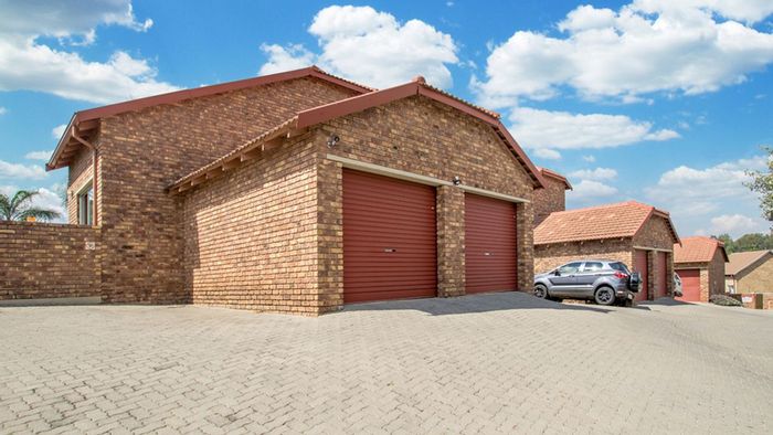 Modern 3 Bed Townhouse Near Curro Wilgeheuwel, Pet-Friendly Garden, Double Garage