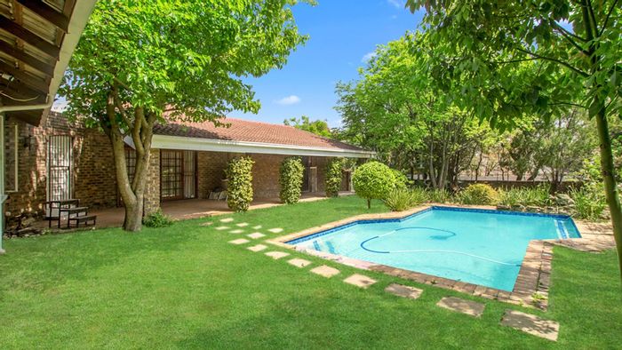 Fourways House For Sale: 3 beds, cottage, pool, double garage, secure neighborhood.