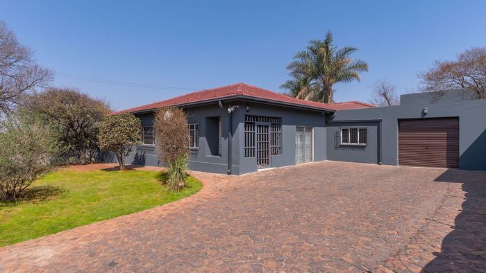 For Sale: Spacious Primrose house with pool, cottages, and security features.