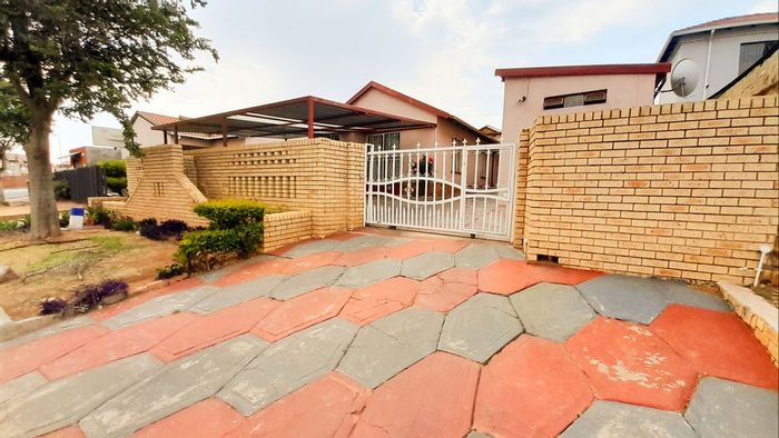 House for Sale in Naturena: Two cottages, spacious living, double carport, prime location.