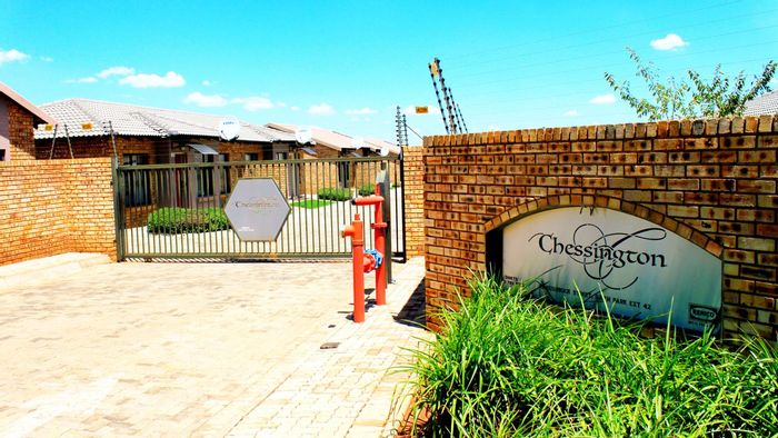 For Sale: Dawn Park Townhouse, Solar Geyser, 24/7 Security, Prime Location Near N3 and Malls